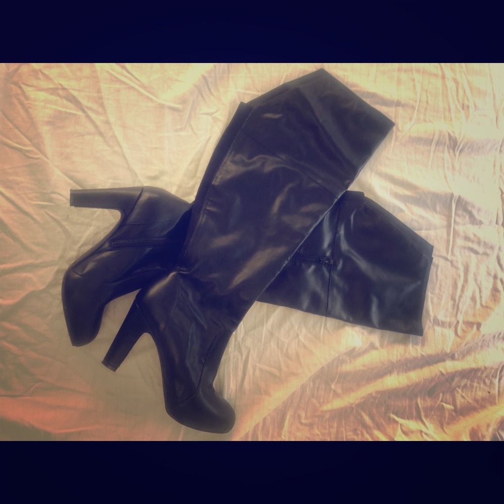 Thigh High Black Boots!    Fire 🔥